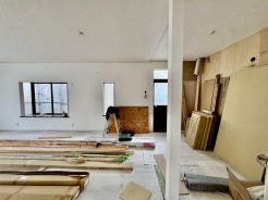 リフォーム工事中。家族が自然に集りそうな広さが魅力のＬＤＫ。
