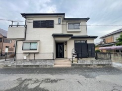 角地につき、開放感に恵まれる住居がここに。
