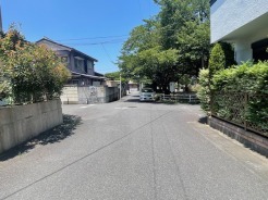 道路向かいには公園もあってのびのびした子育てにも適します。
