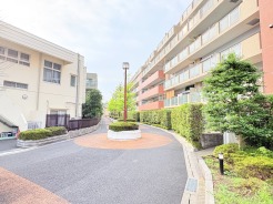 幹線道路から1本入った現地は、想像以上に静かに感じられます。