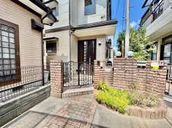 アプローチからの玄関がおしゃれな住宅。出発も帰宅も楽しみになるかも。
