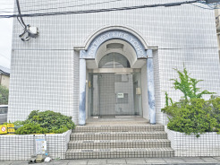 ＪＲ宇都宮線「東大宮」駅東口徒歩３分、提携駐車場もあります。エステート白馬東大宮店までお気軽にお問い合わせください。
