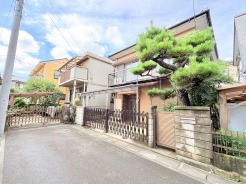 幅員こそやや狭くても、その分交通量が少なくて安心。
