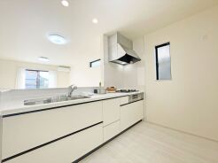 料理をしながらでも、ご家族との会話を楽しめる対面キッチン。
