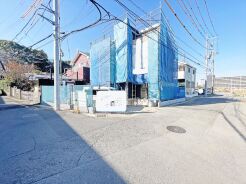 角地につき、開放感に恵まれる住居がここに。
