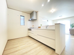 リビングで遊ぶお子様を見守りながらお料理ができる、対面キッチン。
