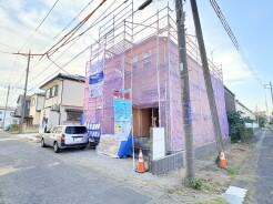 今なら建築中の住まいをご覧いただけます。
角地につき、開放感に恵まれる住居がここに。


