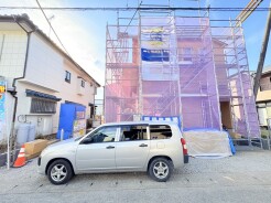 ＪＲ宇都宮線「東大宮」駅東口徒歩３分、提携駐車場もあります。エステート白馬東大宮店までお気軽にお問い合わせください。
