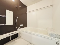 広々１坪タイプのゆったり浴室ユニット。防カビ・抗菌素材なのもうれしい。
