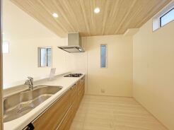 料理をしながらでも、ご家族との会話を楽しめる対面キッチン。
