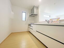 料理をしながらでも、ご家族との会話を楽しめる対面キッチン。
