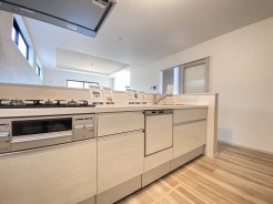 料理をしながらでも、ご家族との会話を楽しめる対面キッチン。
