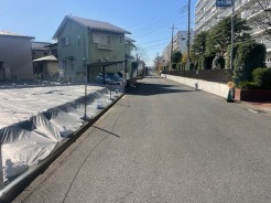 住民の方が主に利用する交通量少なめの道路に面してます。