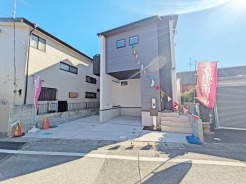 ＪＲ宇都宮線「東大宮」駅東口徒歩３分、提携駐車場もあります。エステート白馬東大宮店までお気軽にお問い合わせください。
