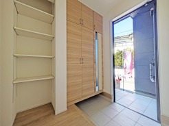 靴がしっかり収まるから、散らかりがちな玄関もスッキリ。
