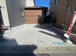 ゆったり駐車スペース、２台可。
