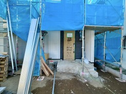 アプローチからの玄関がおしゃれな住宅。出発も帰宅も楽しみになるかも。
