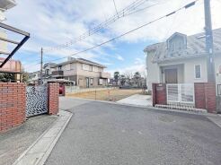 車通りの少ない閑静な住宅地、のびのびした子育てに適します。
