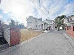 幅員こそやや狭くても、その分交通量が少なくて安心。
