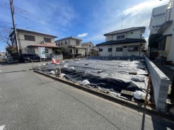 JR蓮田駅徒歩14分。幹線道路から１本入った現地は、想像以上に静かに感じられます。
