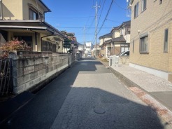 住民の方が主に利用する交通量少なめの道路に面してます。
