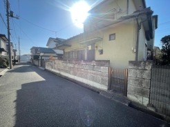 JR蓮田駅徒歩14分の近さ。通勤通学に便利で、駅周辺の生活施設も利用しやすい。
