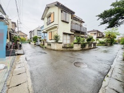 住民の方が主に利用する交通量少なめの道路に面してます。
