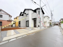 鷲宮駅まで徒歩１２分。この距離だと、運動不足も少し解消されるかも。

