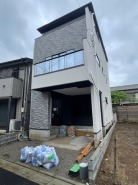 JR与野駅徒歩５分の近さ。 忙しい朝が助かる立地、 暮らしにゆとりが生まれます。
