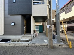 駐車場は２台まで駐車可能。マイカーの車幅もお確かめください。
