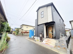 車通りの少ない閑静な住宅地、のびのびした子育てに適します。
