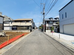 前面道路は歩道も整備され、小さなお子様にも安心です。
