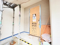 この扉を開けると、新築の木の匂いが待ってます。
