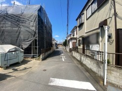 車通りの少ない閑静な住宅地、のびのびした子育てに適します。
