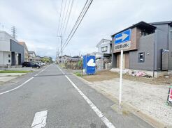駐車が苦手な方にも嬉しい、前面6m道路に面した住まい。