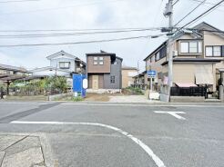 JR宇都宮線「東大宮」駅東口徒歩3分、提携駐車場もあります。エステート白馬東大宮店までお気軽にお問い合わせください。