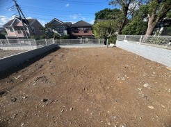 晴れやかな空の下、広がる更地は、自由な発想を育むキャンバス。風が渡る開放感あふれる空間で、理想の暮らしをここから描いてみませんか
