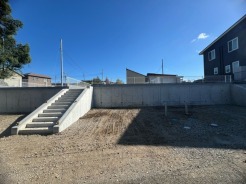 B号地 澄み渡る空の下、穏やかな時間の流れを感じさせる、落ち着いた佇まい
