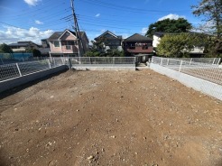 B号地 広々とした整地された土地は、周囲の住宅街の落ち着いた雰囲気に調和し、新しい暮らしの舞台として、あなただけの理想の住まいを育む余地を感じさせます

