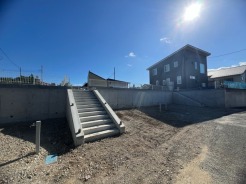 B号地 澄み渡る空の下、趣のある石段が訪れる人を静かに誘います。整然とした外観が、洗練された暮らしの始まりを予感させる住まいです
