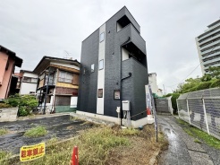 通りから入ったプライベート空間で落ち着いた雰囲気でお住いになる。敷地部分でお子様の遊ぶスペースや駐車スペースに活用できます。
現地外観