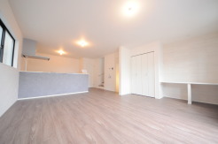 2号棟 家族団欒のリビング。陽光差し込む食卓には家族の会話とスマイルが溢れます。いつまでもここで食卓を囲みたくなる、そう感じさせてくれるスペース。
