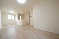 家族が一番集まる場所だから広々としつつも素敵な空間であって欲しい。皆がくつろぐリビングからキッチンまでが一つに繋がる空間。
