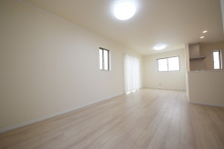 いつも家族の集まるリビングは広々とした16帖。通風・採光にも優れ、心安らぐ風と光がたえない空間。汎用性に富んだ居住スペースと、高揚感さえも与えてくれる住空間です。
