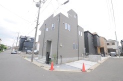 戸建てが立ち並ぶ静かな住宅街。四季折々の移り変わりを感じながら自然と楽しみ、暮らす、そんな毎日を日々の中で感じられる住環境
