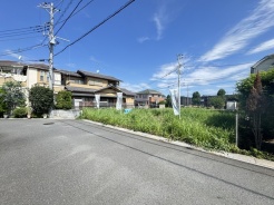 6m幅員の道路に面しておりお車の運転が苦手な方でも安心して出入りいただけます。
