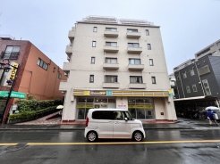 南側のお部屋から出入りできる、奥行きのあるバルコニー。心地よい陽射しと暖かな風を楽しむことが出来ます。
