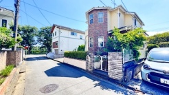 4.2m幅員の道路に面しておりお車の運転が苦手な方でも安心して出入りいただけます。
