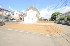 南西の角地で開放感がございます