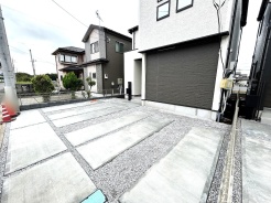 セカンドカーや来客時にも便利なカースペース3台分ございます。
